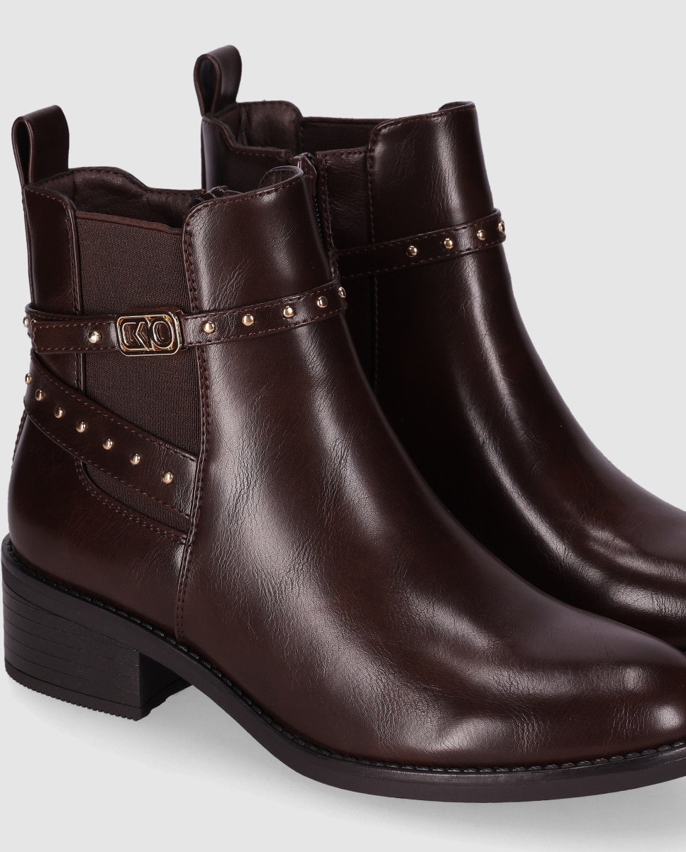 Botins Básicos de Salto Baixo com Pulseira Decorativa no Cano Castanho-5