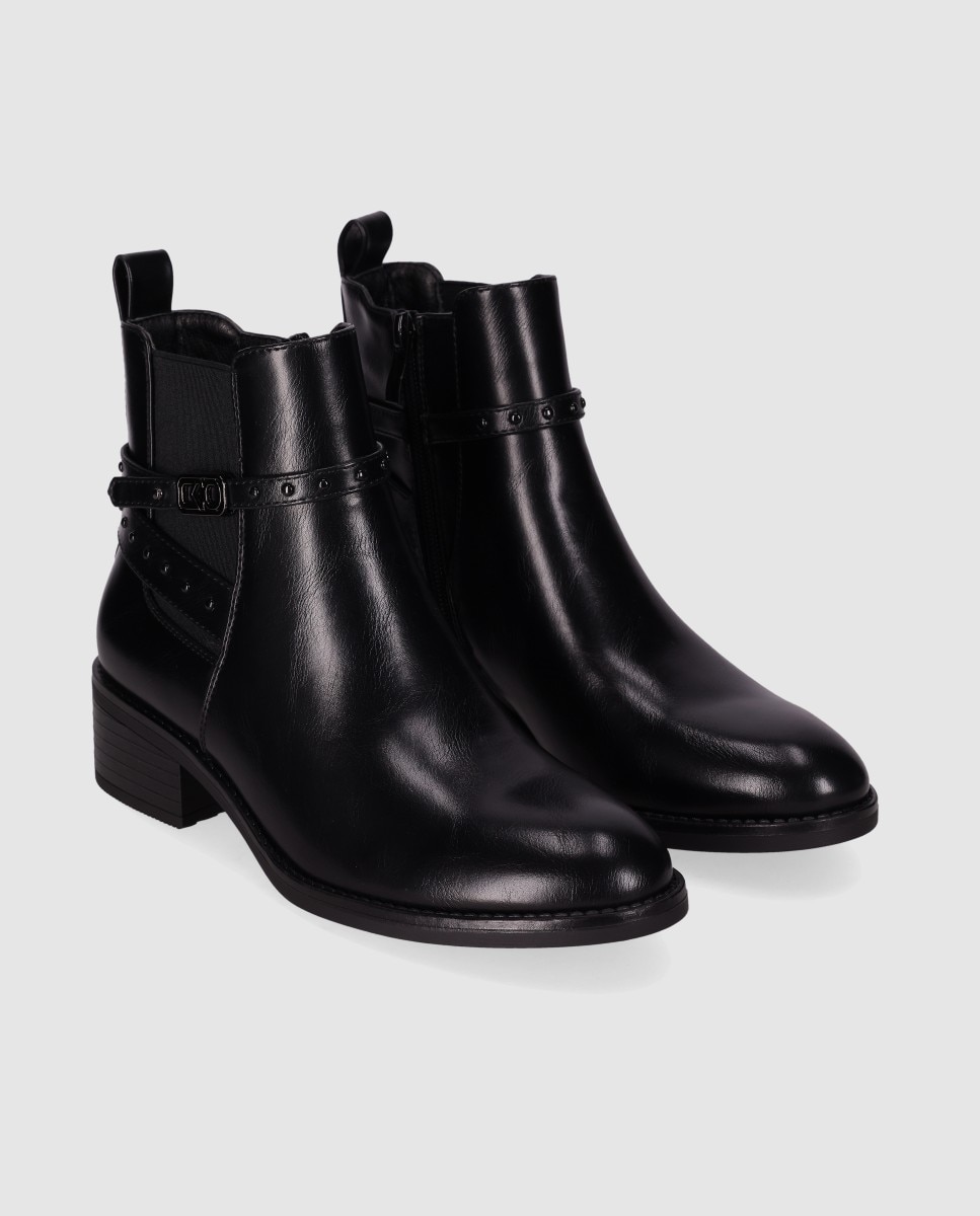 Botins com Pulseira Decorativa no Cano e Biqueira Redonda Preto-2