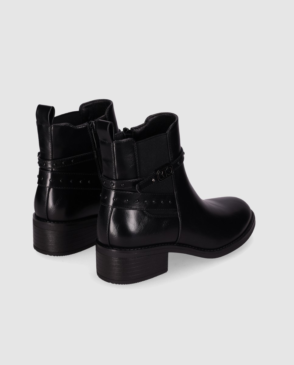 Botins com Pulseira Decorativa no Cano e Biqueira Redonda Preto-3