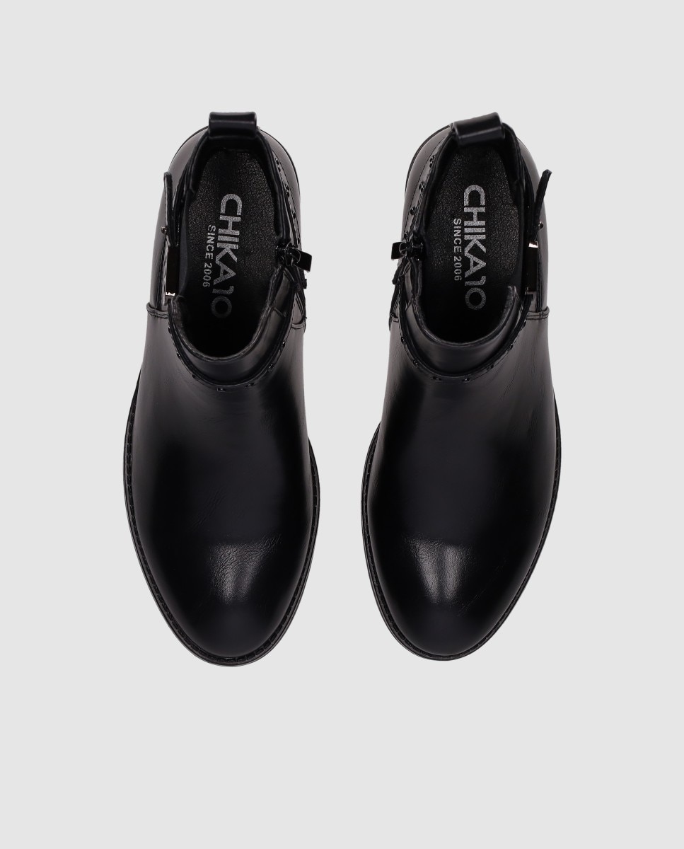 Botins com Pulseira Decorativa no Cano e Biqueira Redonda Preto-4