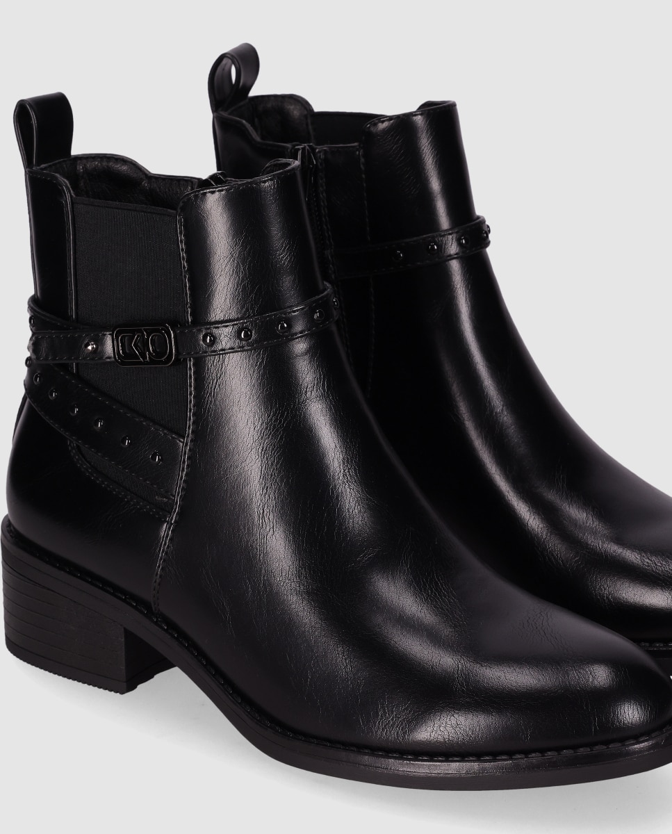 Botins com Pulseira Decorativa no Cano e Biqueira Redonda Preto-5