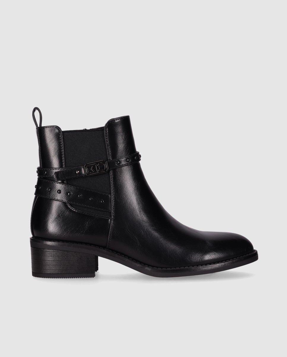 Imagem 0 de Botins Básicos de Salto Baixo com Pulseira Decorativa no Cano
