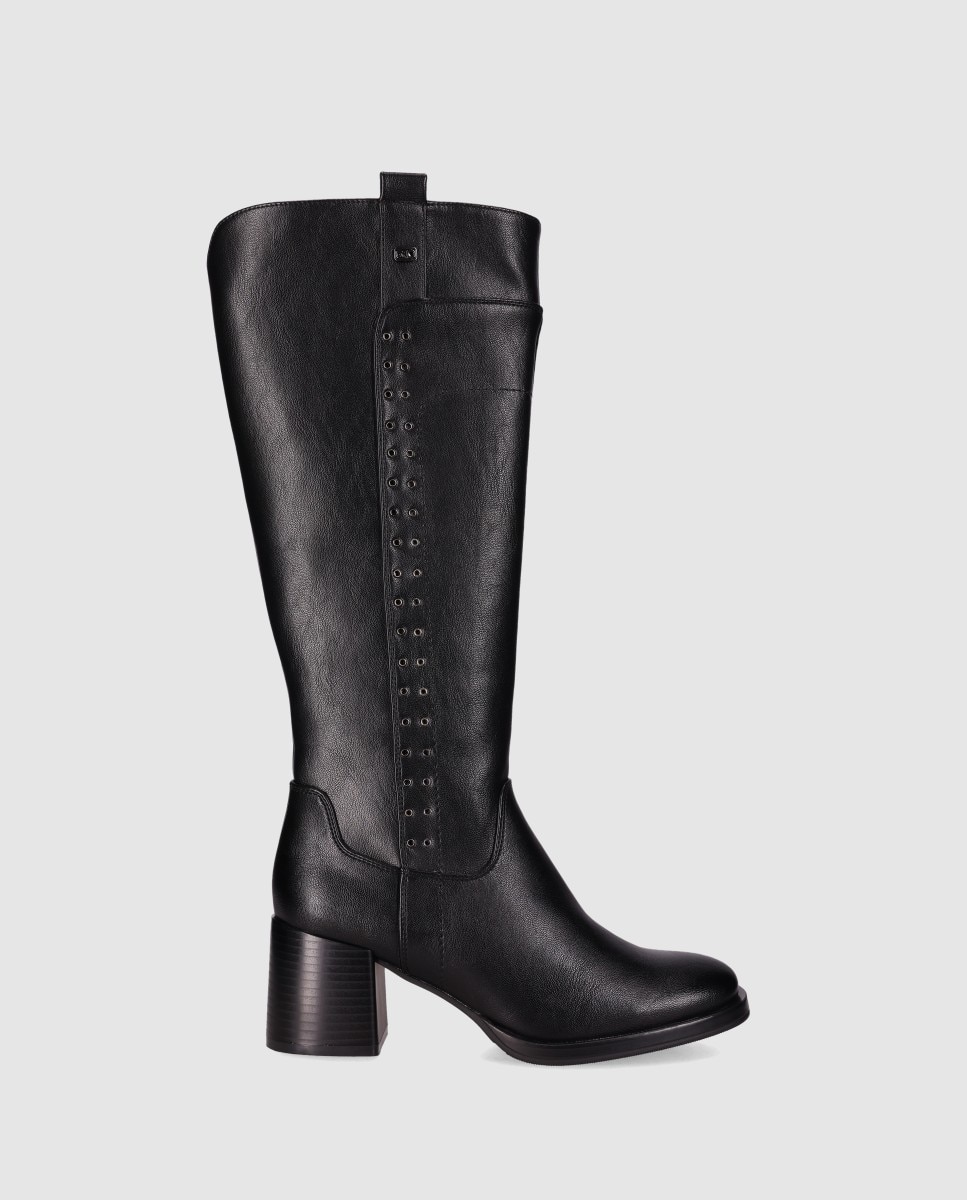 Imagem 0 de Botas Básicas com Tacão Bloco e Ilhós Decorativos