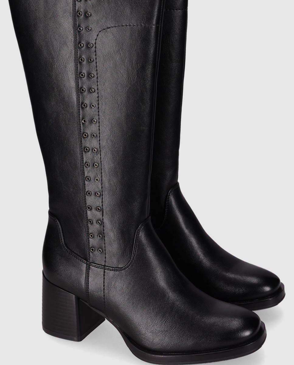 Botas Básicas com Tacão Bloco e Ilhós Decorativos Preto-4