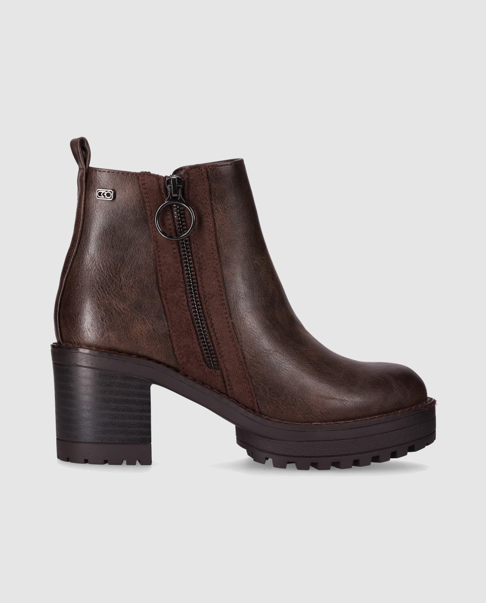 Imagem 0 de Botins com Sola Track de Salto Grosso e Fecho Zip Lateral