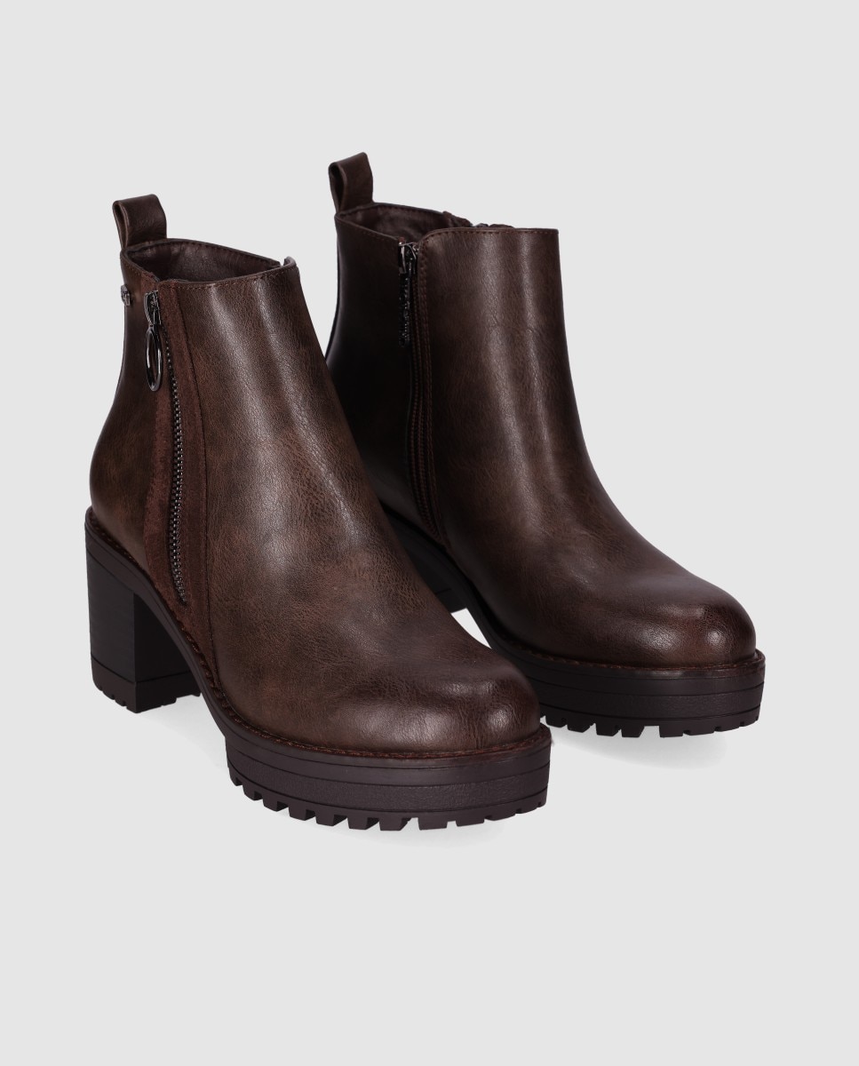 Botins com Sola Track de Salto Grosso e Fecho Zip Lateral Castanho-2