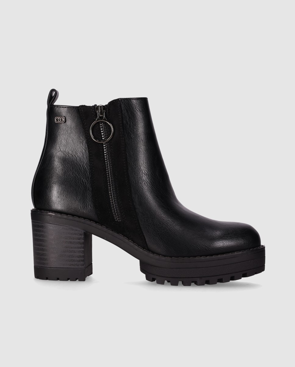 Botins com Sola Track de Salto Grosso e Fecho Zip Lateral Preto-1