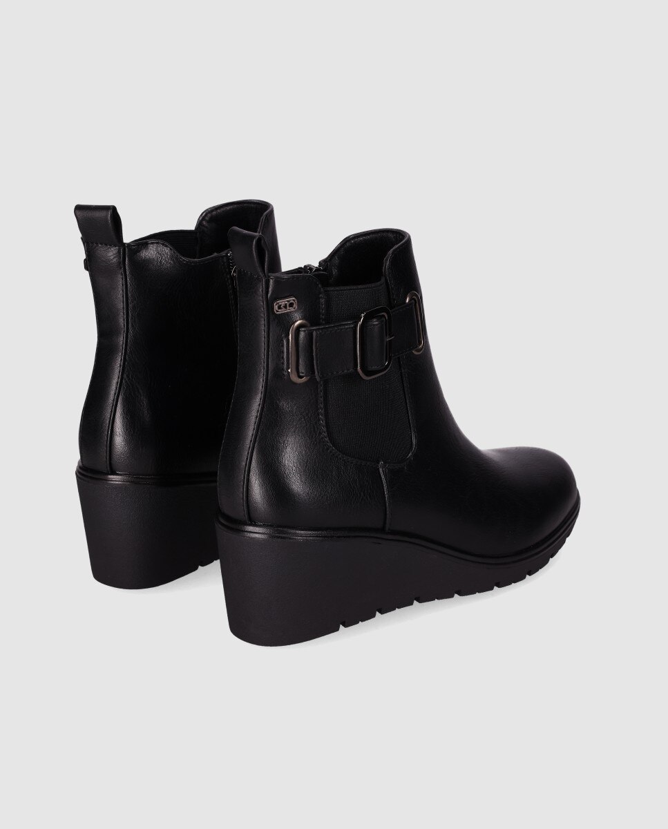 Botins Chelsea de Cunha Baixa e Fecho Zip com Painel Elástico Lateral Preto-3