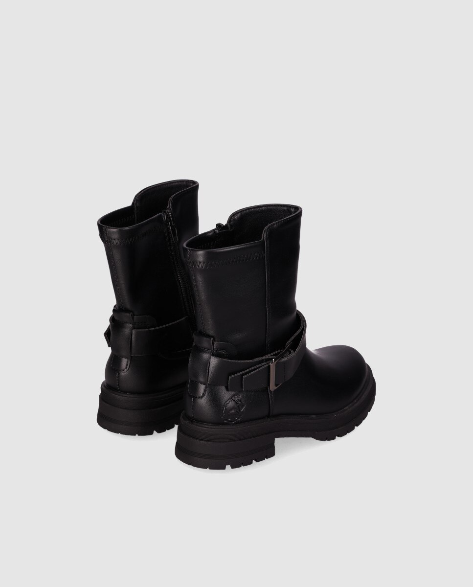 Botins em Pele Vegana com Fivela Decorativa e Cano Rugoso Preto-3