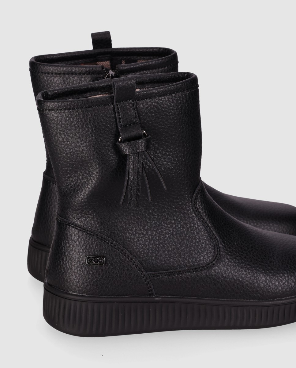 Botins Rasos em Croute com Detalhe de Anel e Borla Lateral Chika10 Kids Preto-5