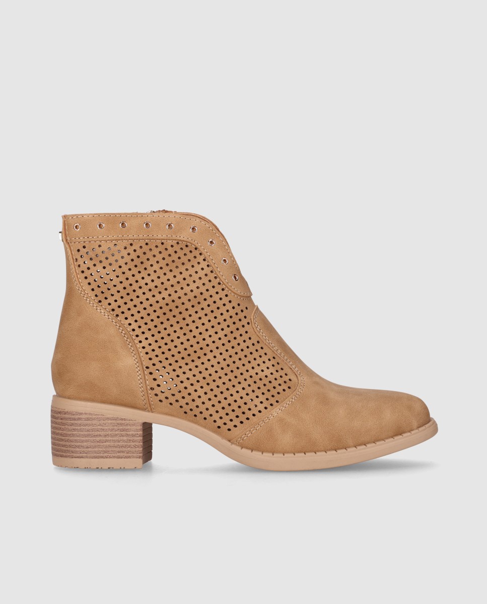 Imagem 0 de Botins Básicos de Salto Baixo com Design Microperfurado e Detalhes Metálicos Decorativos