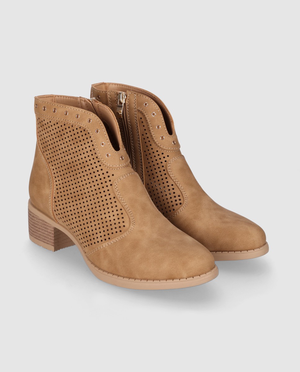Botins Básicos de Salto Baixo com Design Microperfurado e Detalhes Metálicos Decorativos Castanho-claro-2