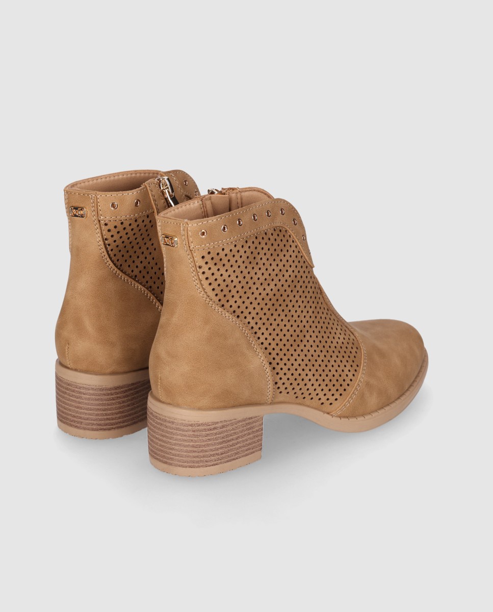 Botins Básicos de Salto Baixo com Design Microperfurado e Detalhes Metálicos Decorativos Castanho-claro-3