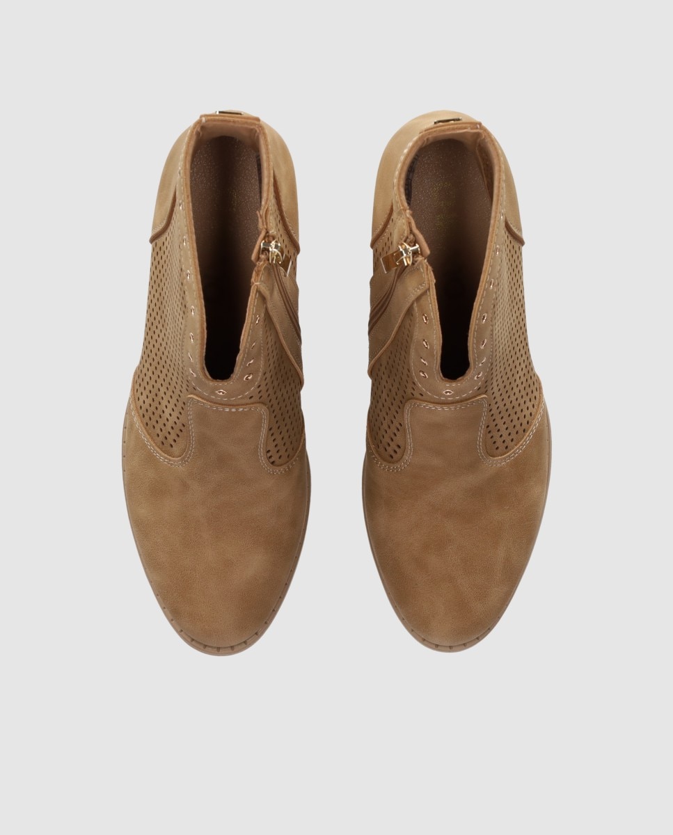 Botins Básicos de Salto Baixo com Design Microperfurado e Detalhes Metálicos Decorativos Castanho-claro-4