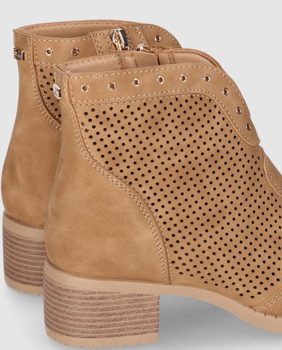 Botins Básicos de Salto Baixo com Design Microperfurado e Detalhes Metálicos Decorativos Castanho-claro-5