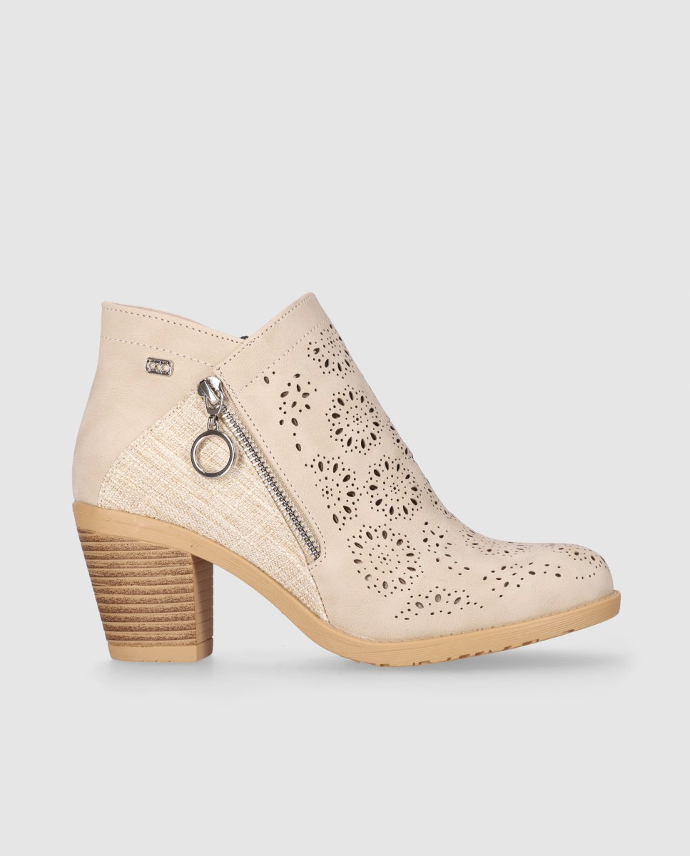 Imagem 0 de Botins Básicos com Salto Médio Perfurado Floral e Fecho Zip