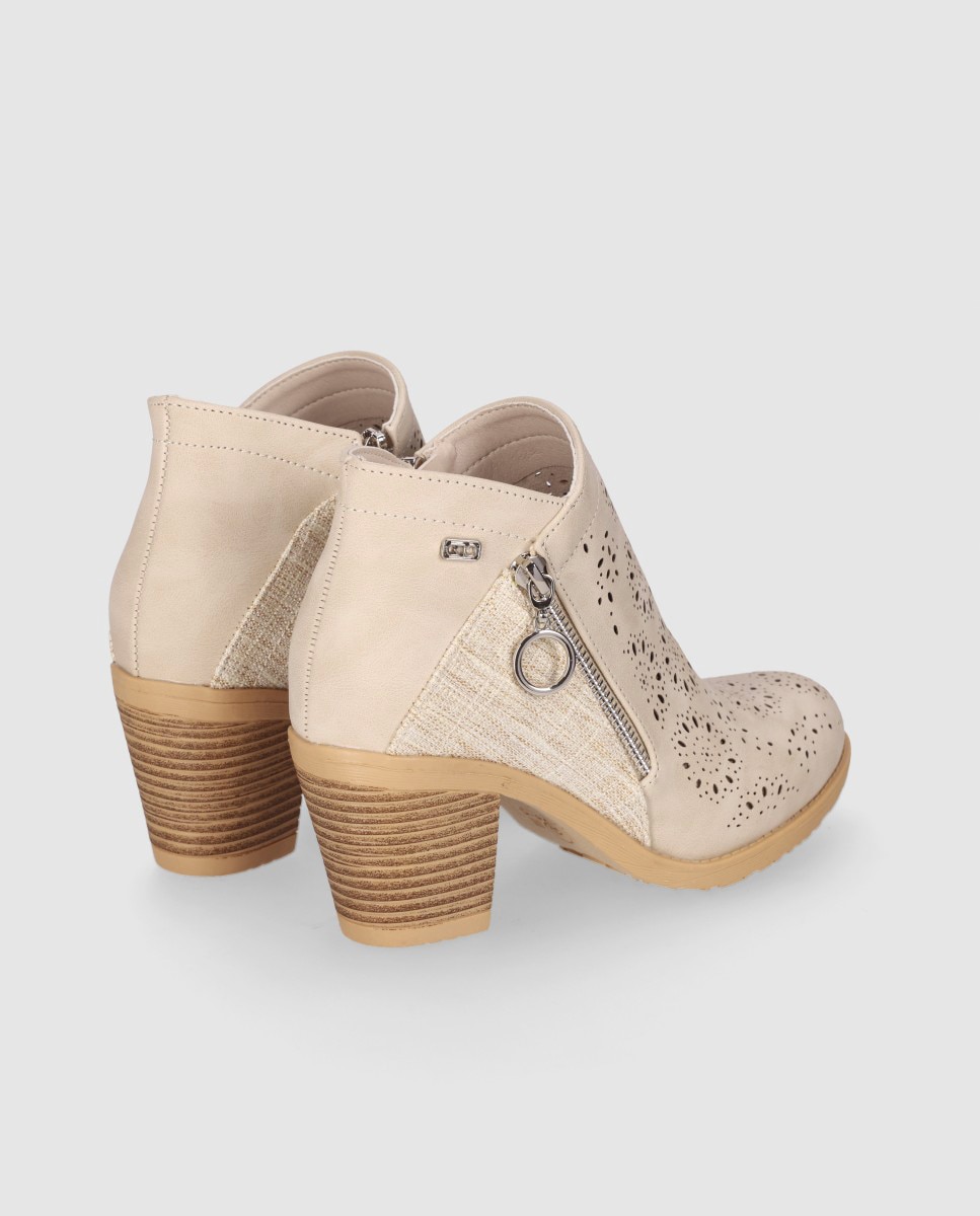 Botins Básicos com Salto Médio Perfurado Floral e Fecho Zip Bege-3
