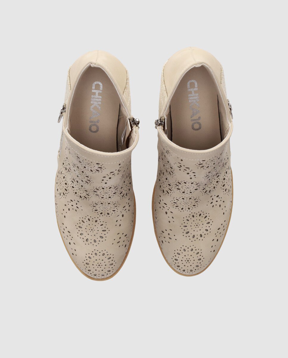 Botins Básicos com Salto Médio Perfurado Floral e Fecho Zip Bege-4