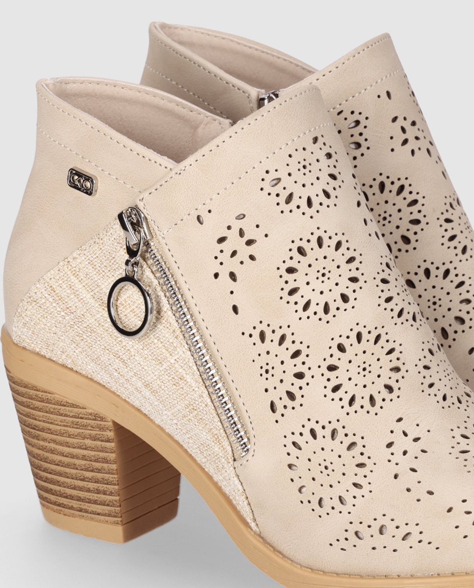 Botins Básicos com Salto Médio Perfurado Floral e Fecho Zip Bege-5