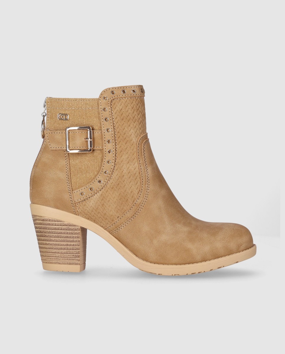 Imagem 0 de Botins Cowboy com Design Texturizado e Fivela Lateral com Tachas Metálicas Decorativas