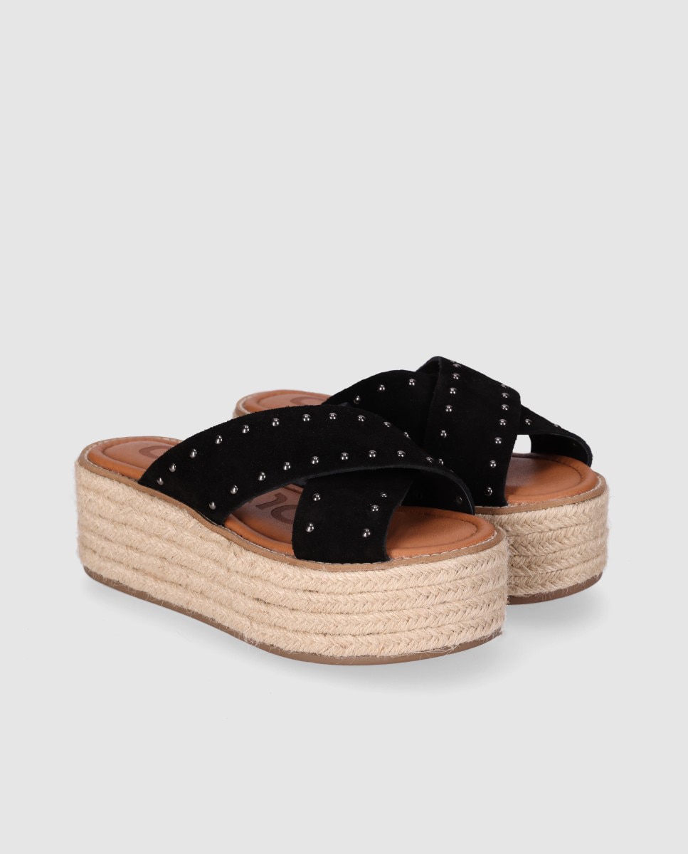 Alpercatas Rasas com Tiras Largas Cruzadas de Pele e Detalhes Metálicos Decorativos Preto-2