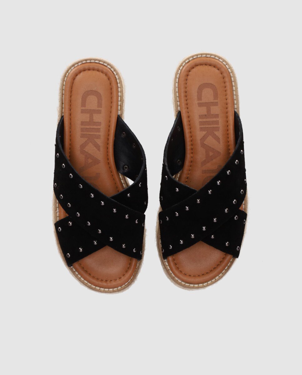 Alpercatas Rasas com Tiras Largas Cruzadas de Pele e Detalhes Metálicos Decorativos Preto-4