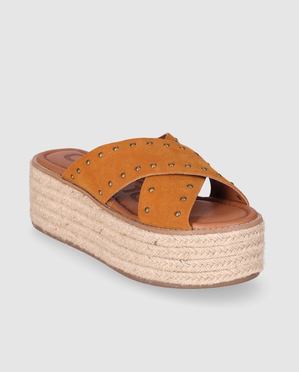 Alpercatas Rasas com Tiras Largas Cruzadas de Pele e Detalhes Metálicos Decorativos Castanho-claro-2