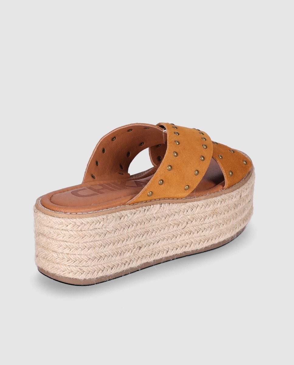 Alpercatas Rasas com Tiras Largas Cruzadas de Pele e Detalhes Metálicos Decorativos Castanho-claro-3