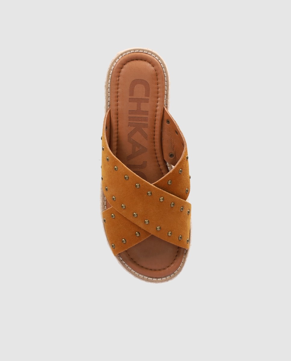 Alpercatas Rasas com Tiras Largas Cruzadas de Pele e Detalhes Metálicos Decorativos Castanho-claro-4