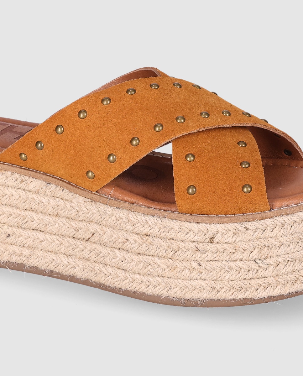 Alpercatas Rasas com Tiras Largas Cruzadas de Pele e Detalhes Metálicos Decorativos Castanho-claro-5