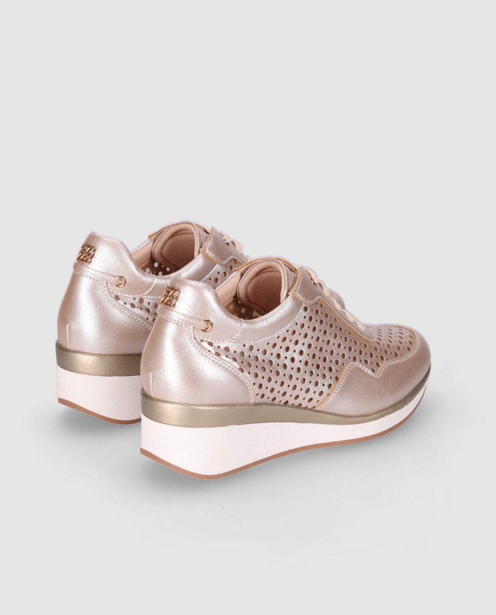 Sapatos Confort Desenhados em Pele com Perfurados e Atacadores Ouro-3