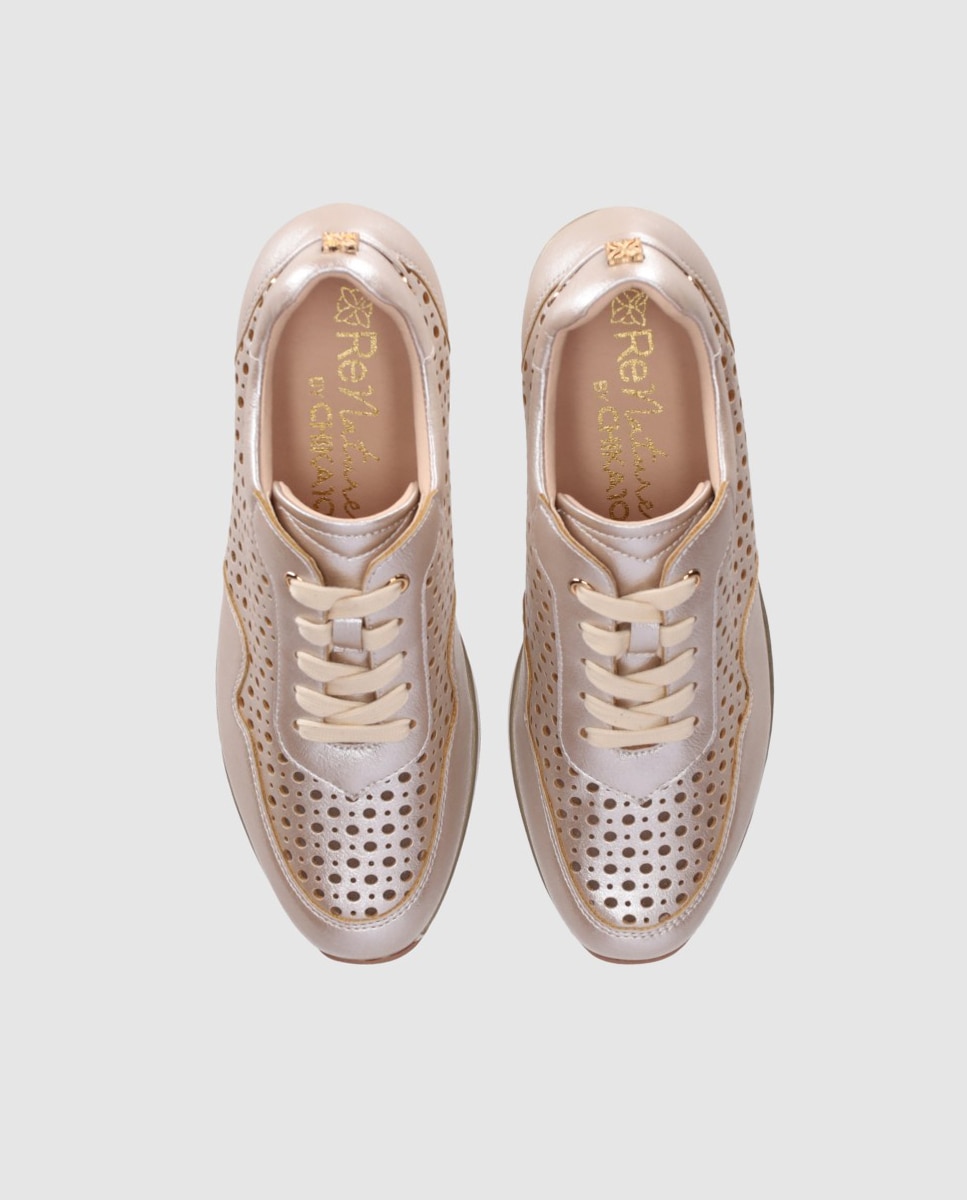 Sapatos Confort Desenhados em Pele com Perfurados e Atacadores Ouro-4