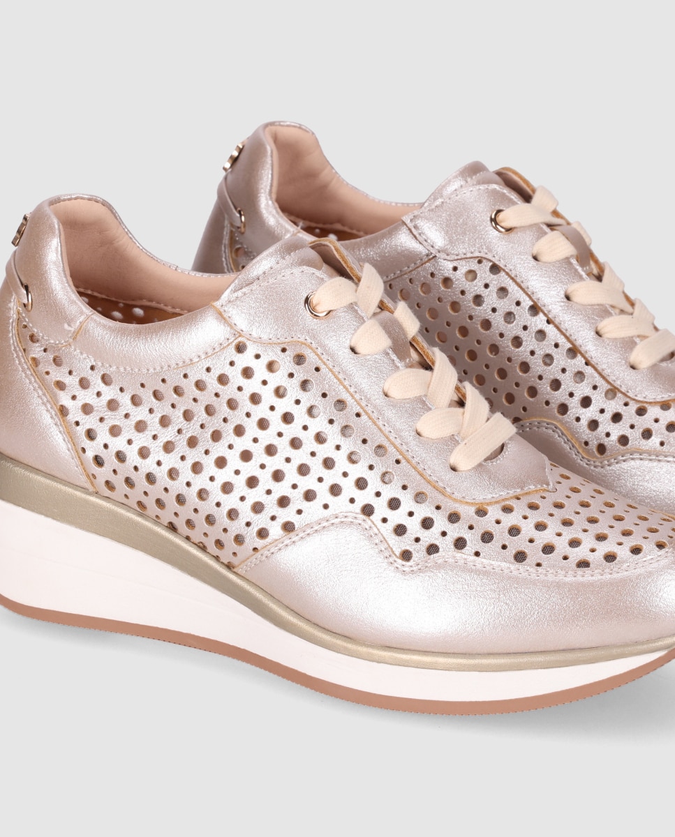 Sapatos Confort Desenhados em Pele com Perfurados e Atacadores Ouro-5