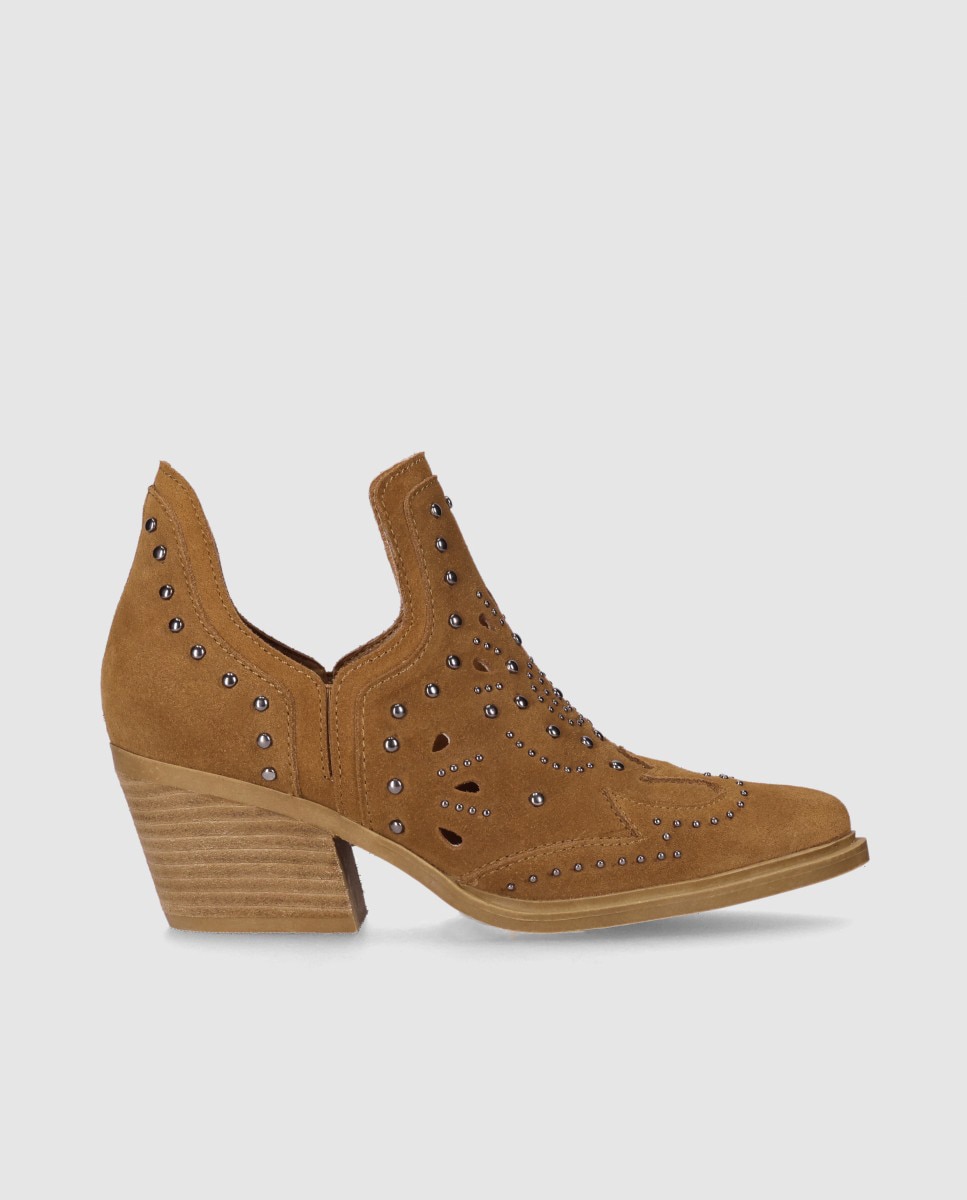 Botins Cowboy em Pele de Camurça com Design Perfurado e Tachas Metálicas Decorativas Castanho-claro-1