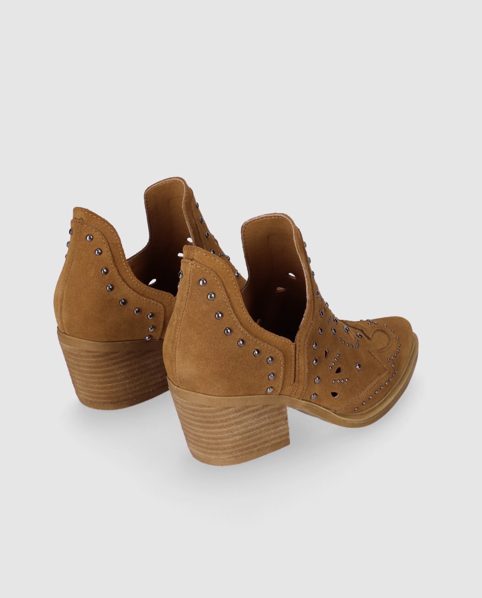 Botins Cowboy em Pele de Camurça com Design Perfurado e Tachas Metálicas Decorativas Castanho-claro-3