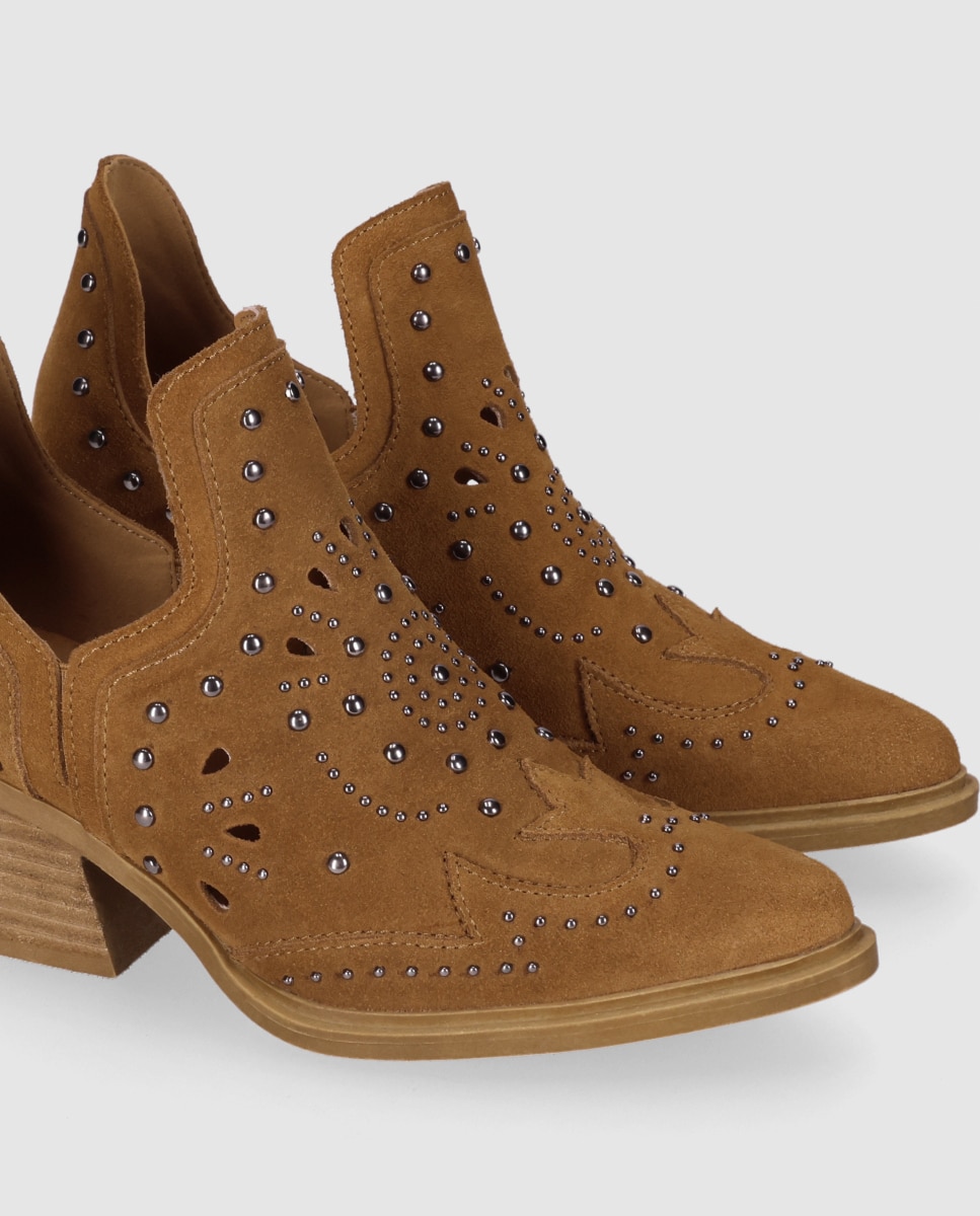 Botins Cowboy em Pele de Camurça com Design Perfurado e Tachas Metálicas Decorativas Castanho-claro-5