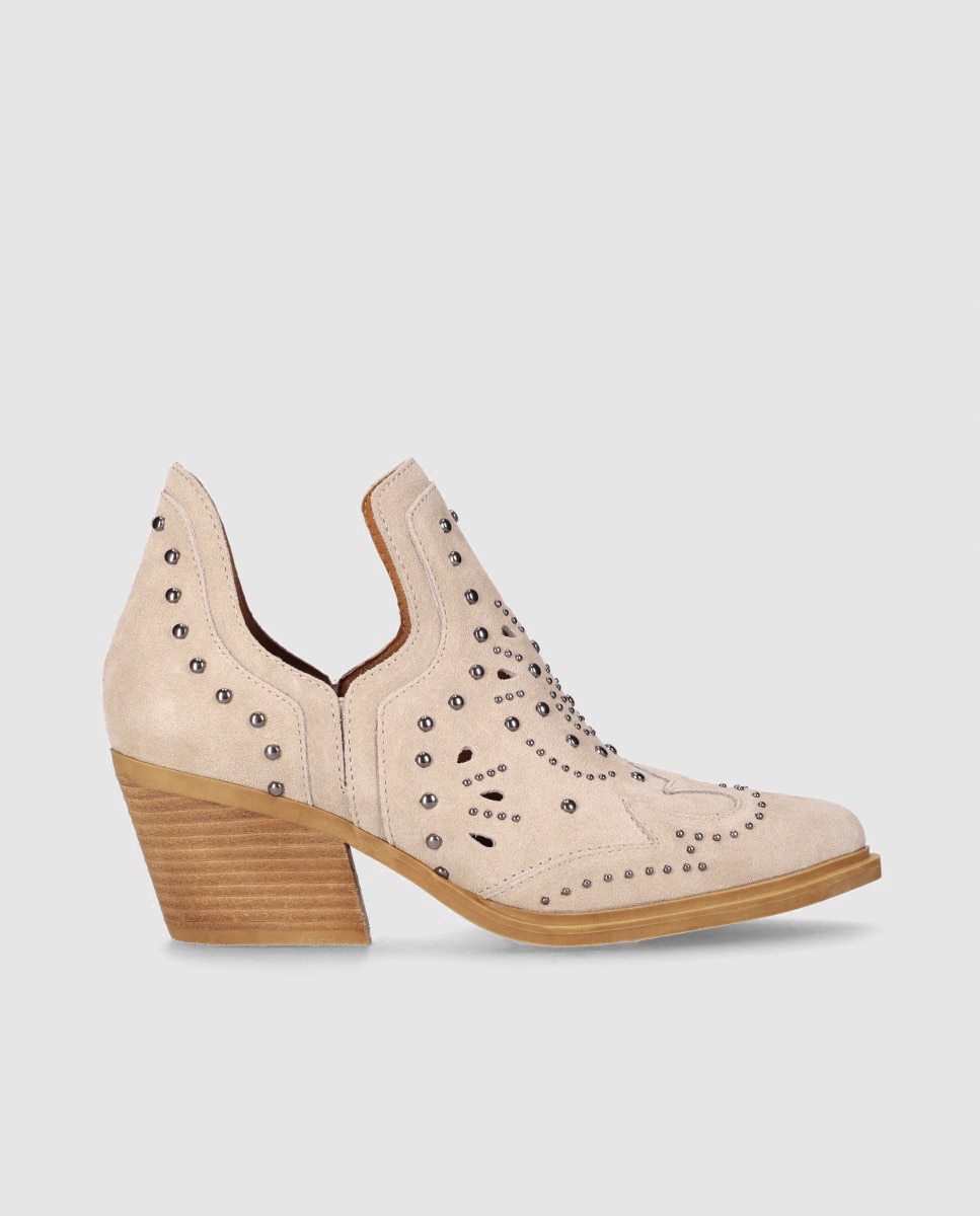 Imagem 0 de Botins Cowboy em Pele de Camurça com Design Perfurado e Tachas Metálicas Decorativas