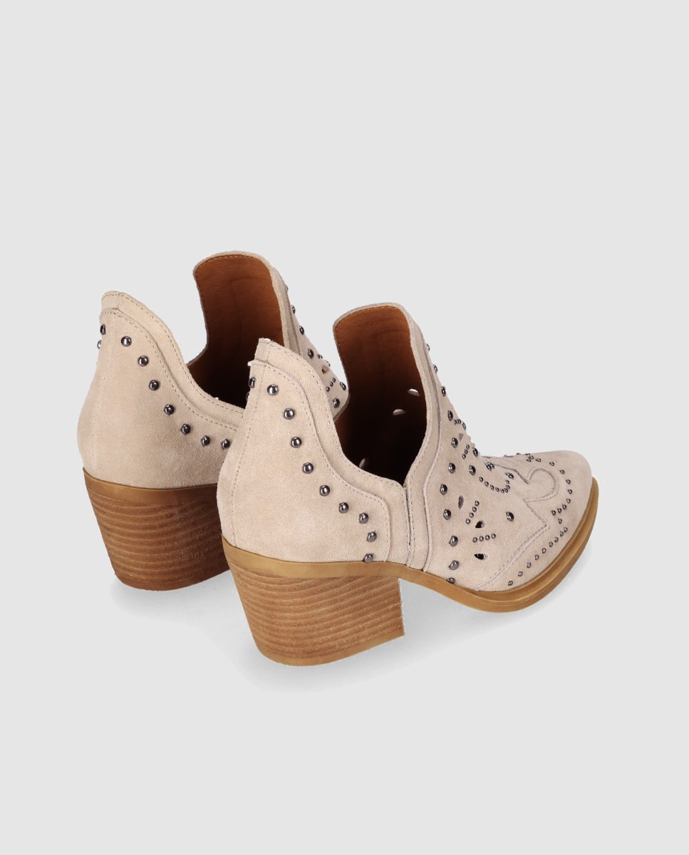 Botins Cowboy em Pele de Camurça com Design Perfurado e Tachas Metálicas Decorativas Pedra-3