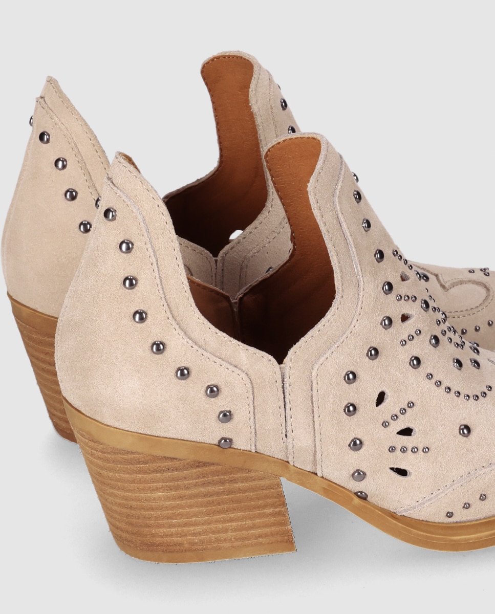 Botins Cowboy em Pele de Camurça com Design Perfurado e Tachas Metálicas Decorativas Pedra-5