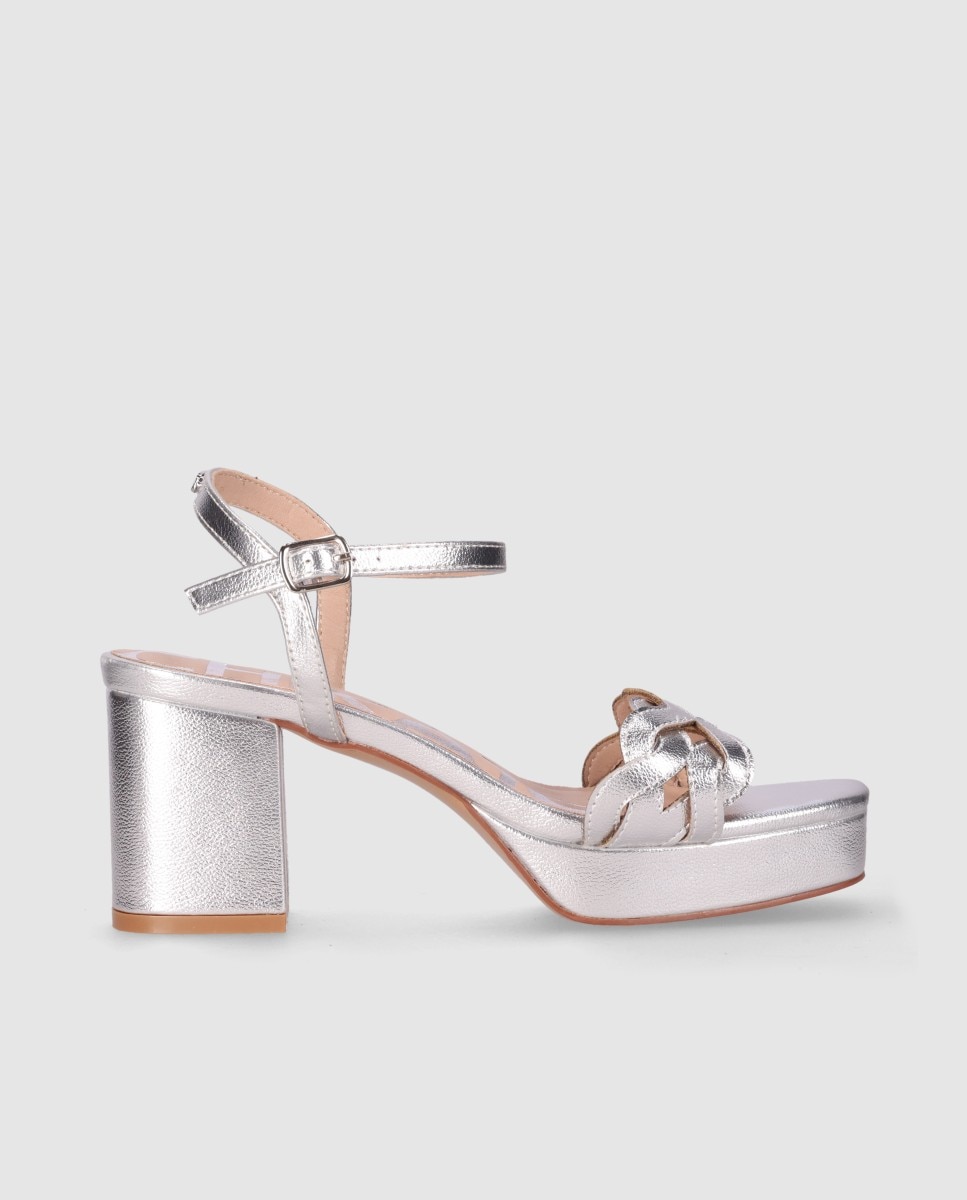 Imagem 0 de Sandálias de Salto Médio com Plataforma e Peito Do Pé Entrançado