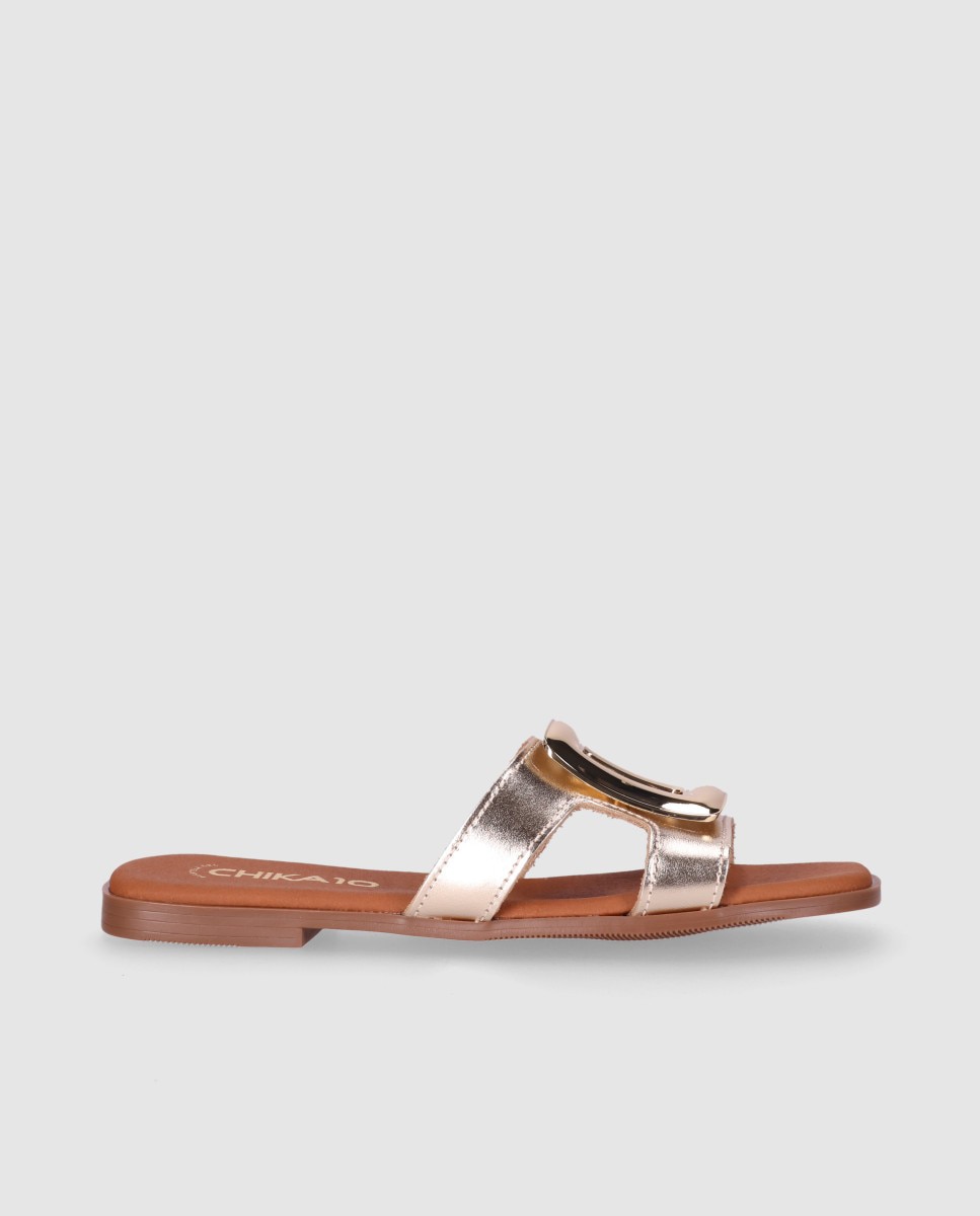 Imagem 0 de Sandálias Rasas em Pele com Maxi Fivela Decorativa
