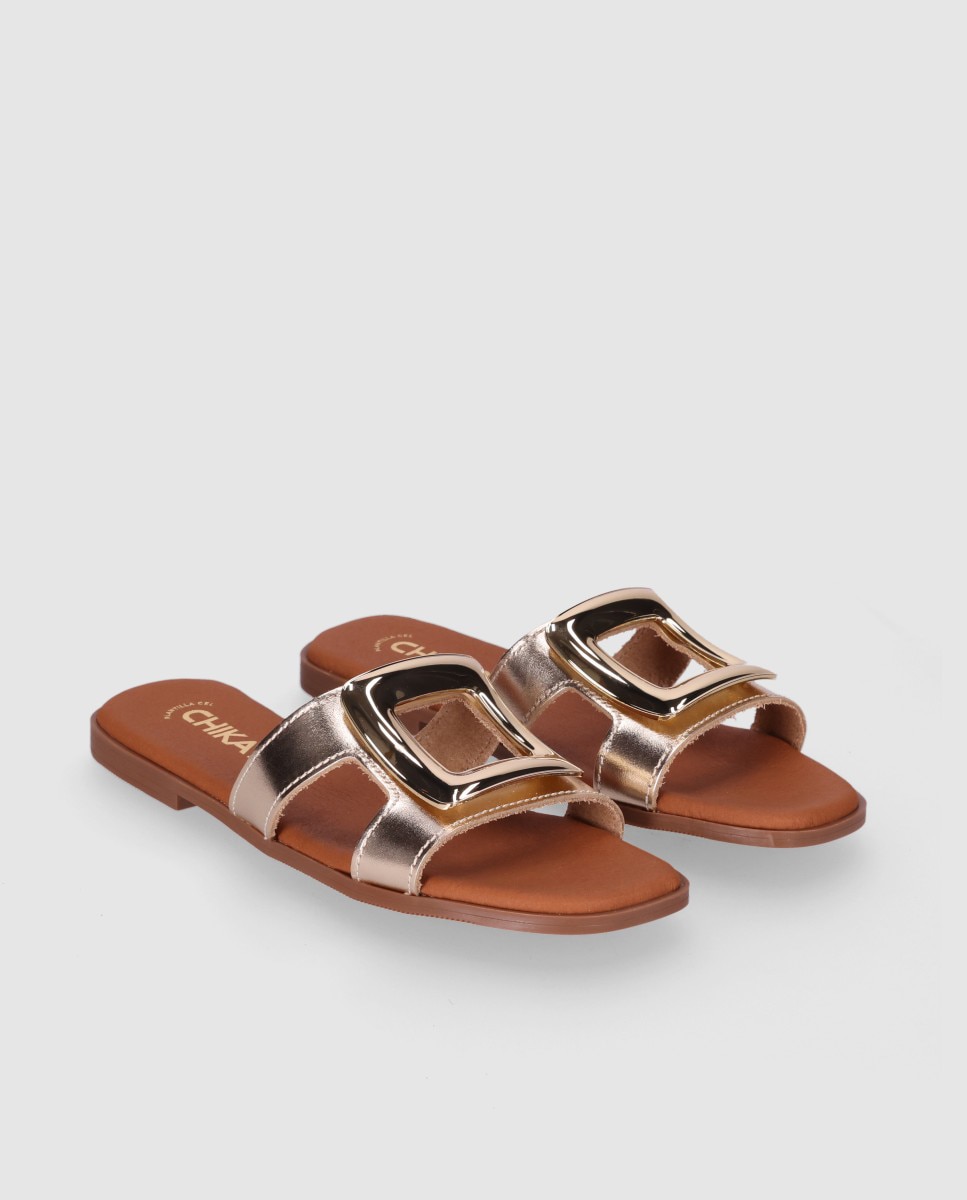 Sandálias Rasas em Pele com Maxi Fivela Decorativa Ouro-2
