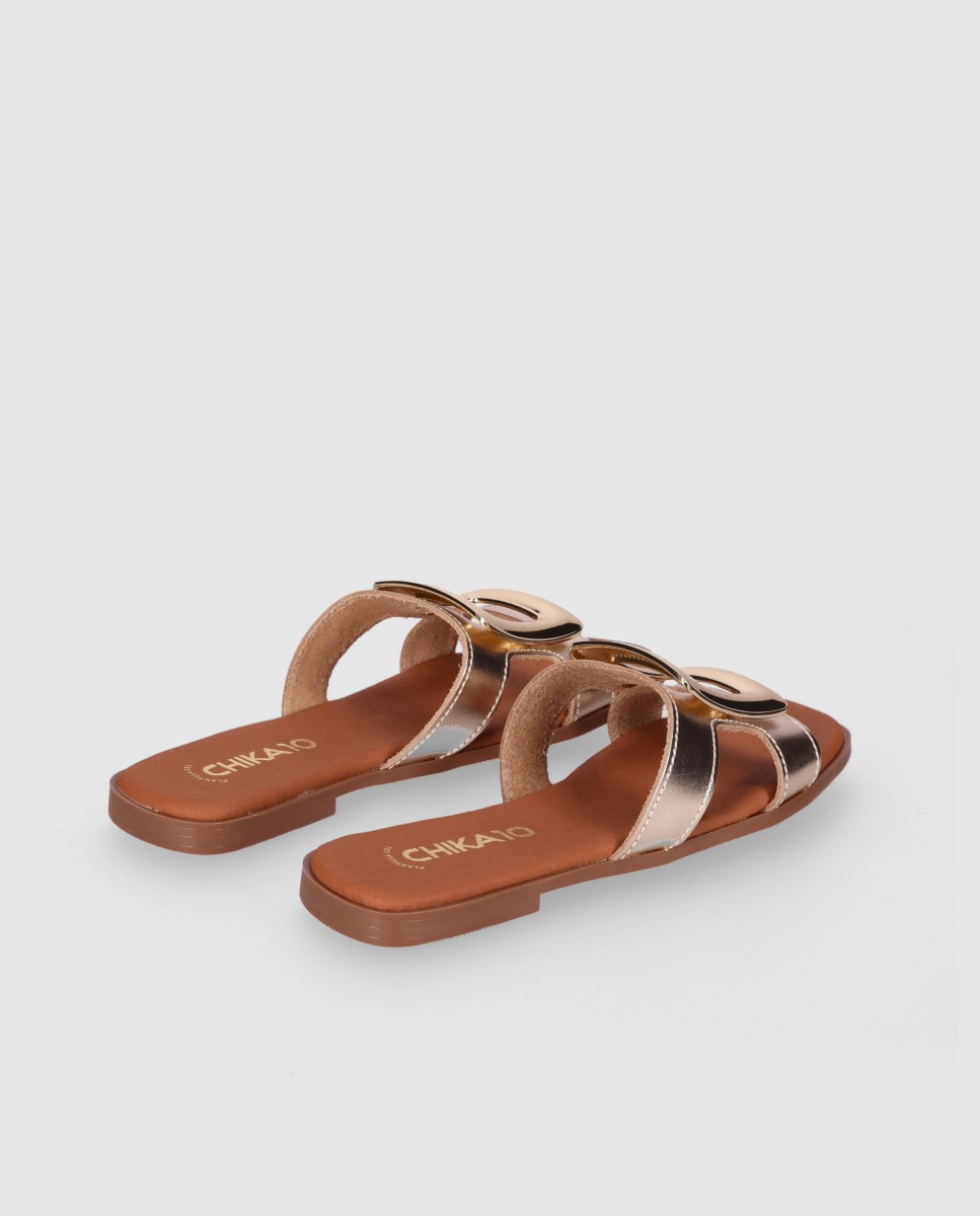 Sandálias Rasas em Pele com Maxi Fivela Decorativa Ouro-3
