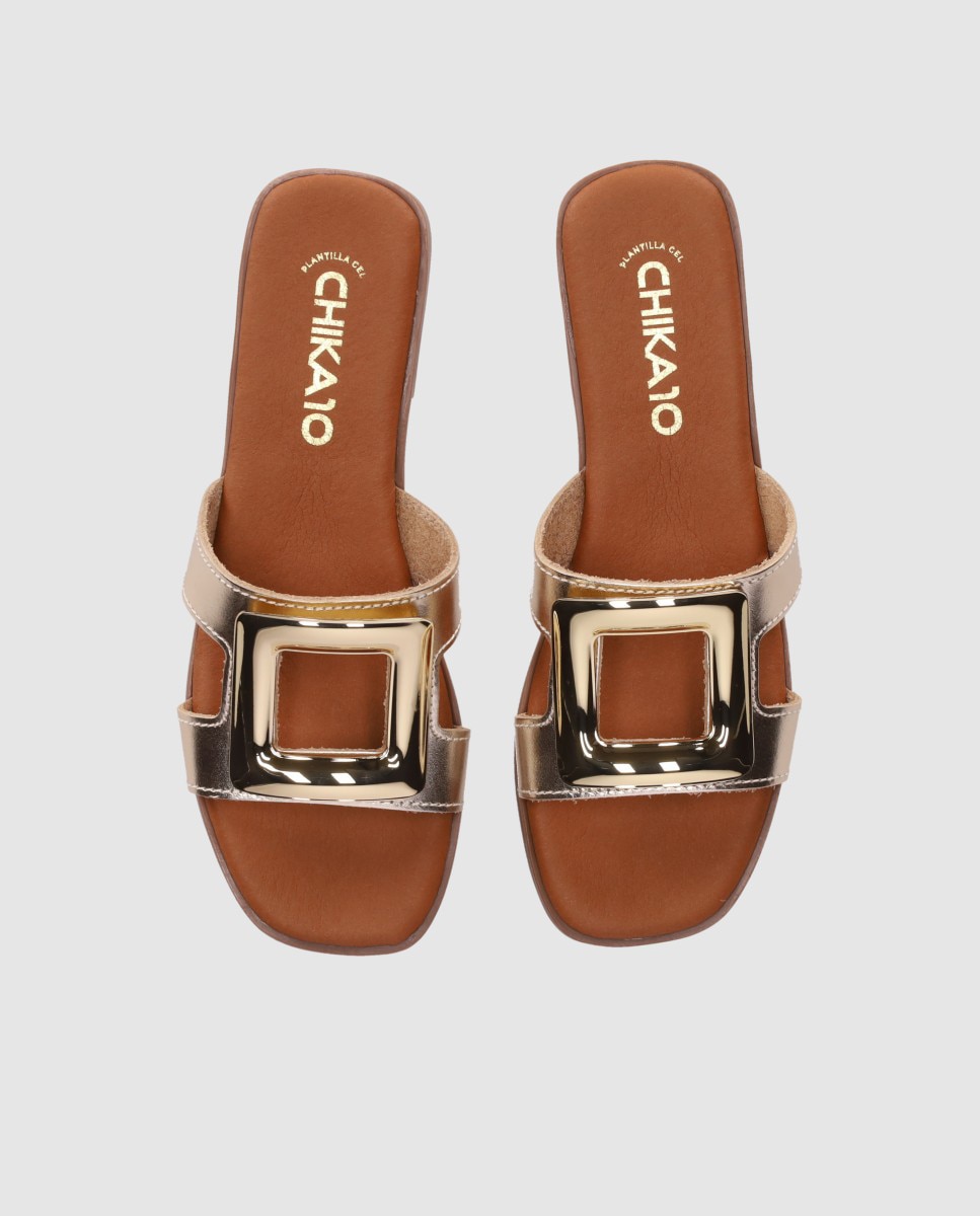 Sandálias Rasas em Pele com Maxi Fivela Decorativa Ouro-4