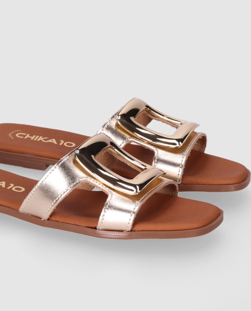 Sandálias Rasas em Pele com Maxi Fivela Decorativa Ouro-5