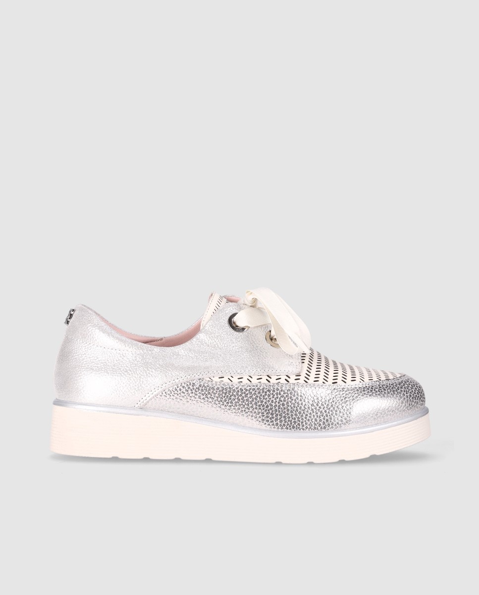 Imagem 0 de Sapatos de Cordões em Pele com Material Perfurado e Sola Leve