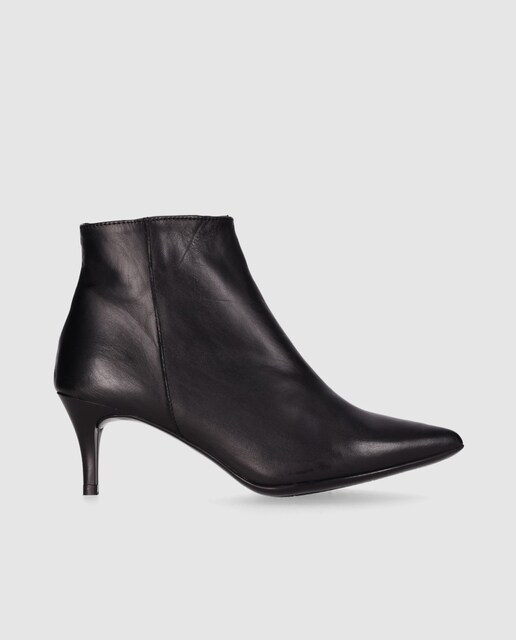 Imagem 0 de Botins em Pele com Design Estilizado de Salto e Biqueira Pontiaguda