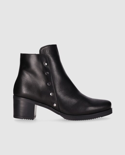 Imagem 0 de Botins em Pele com Salto Médio Largo e Tachas Decorativas