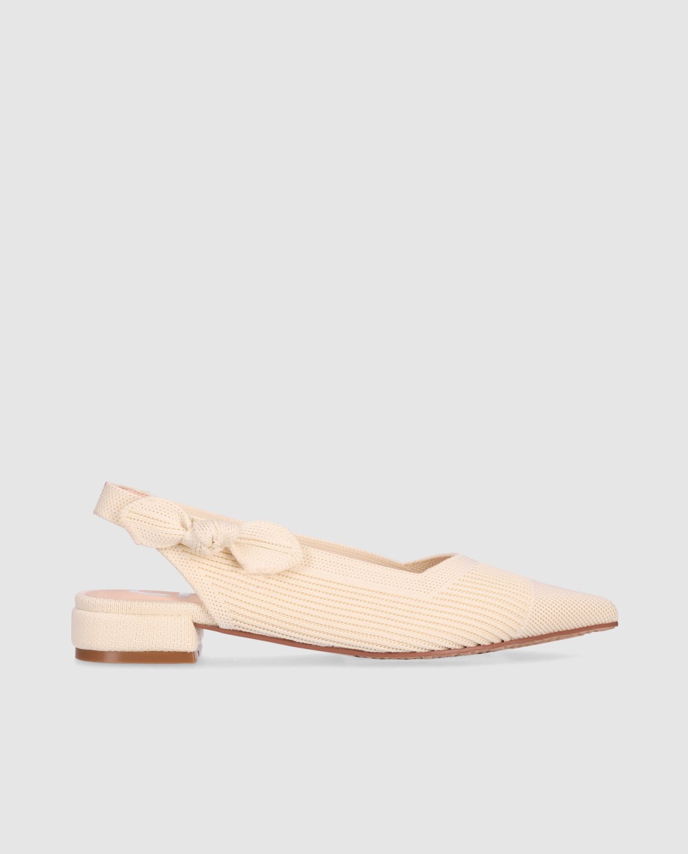 Imagem 0 de Mules com Salto Baixo Realizada em Tecido Entrançado com Biqueira Afiada