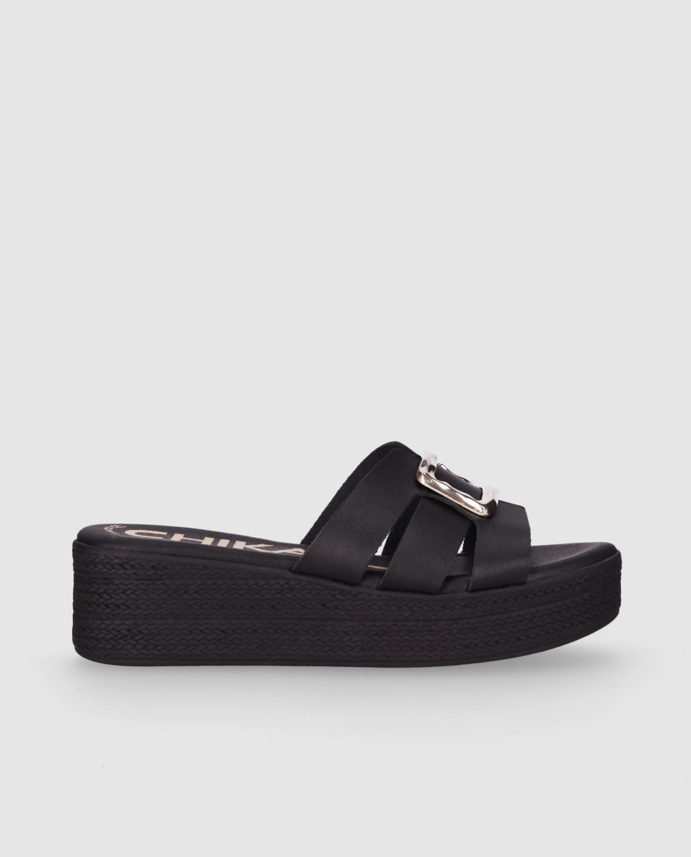 Sandálias de Cunha em Pele com Corte Simétrico e Maxi Fivela Metálica Decorativa Preto-1